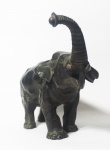 Grupo escultórico em pilter representando elefante com marcas do tempo. Medindo: 18 x 25 cm.