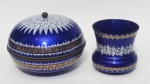 Conjunto de bowls com tampa e copo em metal esmaltado austríaco. Medida altura: 1) 8 x 8 cm e 2) 10 x 14 cm.