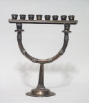 Castiçal hebraico em prata contrastada. Medida: 19x16cm, 135g.