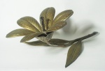 Escultura de mesa em metal espessurado prata representando flor. Medida: 11x30x18cm. Pétalas soltas.