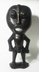 Escultura africana em ébano representando um Deus. Medida: 32x14cm.