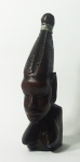 Escultura africana em ébano representando figura feminina. Medida: 22cm.