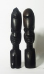 Par de esculturas africanas representando casal. Medida: 20cm.