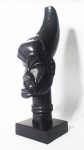 Escultura africana em ébano representando figura feminina. Medida: 32cm.