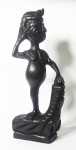 Escultura africana em ébano representando figura masculina. Medida: 31cm.