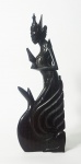 Escultura oriental em ébano representando deusa. Medida: 22cm.