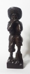 Escultura em ébano entalhado representando figura masculina. Medida: 24cm.