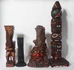 Lote composto de 4 (quatro) esculturas em ébano e massa representando figuras mitológicas. Medida: 15cm, 21cm e 31cm.