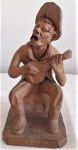 Arte popular brasileira: escultura em barro cozido representando tocador de viola. Medida: 21x11x11cm. Assinado na base, alunos de J.A.S.