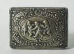 Caixinha em prata estilo art nouveau decorada com figuras de anjos. Medida: 8x6cm, 69g.