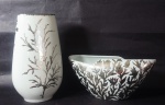 Lote composto de 2 vasos em porcelana pintados a mão, motivos florais, assinados por Giselle. Medidas, 27 x 15 cm e 13 x 27 cm.