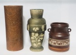Lote composto de 3 vasos sendo, 1 em cerâmica vitrificada, altura 23 cm, 1 em pedra sabão, altura 25 cm e 1 em cerâmica de Israel, altura 15 cm.