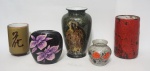 Lote composto de 5 vasos em porcelana e cerâmica decorados, alturas, 7,5, 10, 10, 13 e 16 cm.