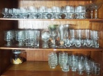 Lote composto de diversos copos e taças em cristais e vidros, diversas procedências, modelos e tamanhos.