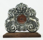 Relógio de mesa da marca ORIS , em madeira com frente em prata . No estado (não testado). Medidas 17 x 19 cm
