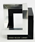 NELSON LEIRNER. Escultura em metal , medindo 9 x 9 cm.