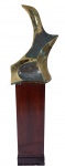 DOMENICO CALABRONE - Escultura em bronze dourado e polido, medindo 76x50x45 cm, assinado e datado de 76, acompanha base em madeira medindo 99x30x30, altura total 1,75m