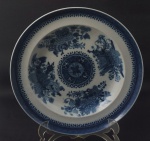 Prato fundo de porcelana chinesa azul e branca, 25cm de diâmetro.