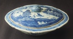 Legumeira oval c/ tampa de porcelana chinesa Macau, medindo 13x24x22cm.