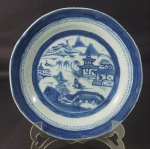 Prato redondo de porcelana chinesa de Macau, 22cm de diâmetro.