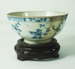 Pequeno bowl de porcelana chinesa azul e branco, 7cm de altura, 15cm de diâmetro. Contém restauro.