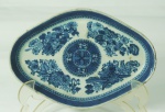 Covilhete de porcelana chinesa azul e branco, medindo 18x13cm.