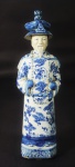 Sábio com barbicha em porcelana chinesa azul e branca, 28cm de altura.