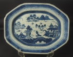 Grande travessa funda de porcelana chinesa de Macau medindo 40x32cm.