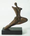 CELINA - Escultura de figura feminina em bronze, assinada. Base em granito. Medida 17x15cm.