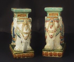 Par de elefantes em porcelana oriental policromada. Medida 22x20x09cm.