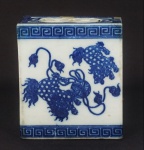 Defumador de porcelana chinesa azul e branca. Medida 13x12x6cm. Contém restauro.