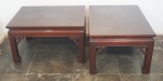 Par de mesas chinesas em Mógno. Medidas: 0,46x0,80x0,60m.