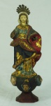 Imagem de Nossa Senhora em madeira com policromia e resplendor em metal. Medida: 32cm. Medida com resplendor: 35cm. Contém perdas de policromia, faltam as mãos