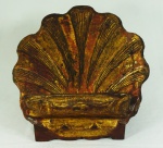 Porta bíblia em madeira policromada rústica em formato de concha. Medida: 26x34cm.