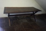 Mesa cavalete em madeira nobre, pés em X unidos por trava. Medida: 0,79x2,20x0,95m.