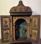 Oratório em madeira rústica policromada. Medida fechada: 90x49x29cm. Medida aberta: 90x87x29cm. Parte superior com restauro.