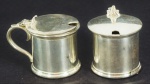 Par de açucareiros em prata inglesa da marca Martin Hall & Co. , Seffield Shewsburry Plate. Medida: 6x8x5,5, 298g. Falta recipiente.