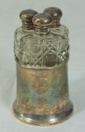 Conjunto de 3 (três) perfumeiros em vidro decorado e suporte e tampas em prata inglesa. Medida: 13cm de altura, 7cm de diâmetro. Contém amassado.
