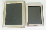Dois porta retratos "Riva" em metal prateado. Medidas: 22x17cm e 28x13cm.