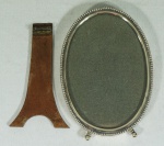 Porta retrato oval em prata 925. Medida: 15x10cm.suporte necessita restauro.