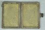 Pequeno porta retrato, para 2 fotos, em prata inglesa contrastada. altura 6,5x 5 cm, aberto 10 cm