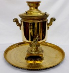 Samovar em bronze e metal amarelo, acompanha bandeja redonda. Medidas: samovar - 50x36x38cm; bandeja -  58cm de diâmetro.