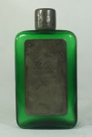 Garrafa em vidro verde com placa, escrito whisky, e tampa em estanho. Medida: 22,5cm de altura.