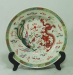Prato fundo em porcelana chinesa policromada. Medida: 5cm de altura, 23cm de diâmetro.