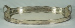 Bandeja oval em metal espessurado a prata com cercadura vazada medindo 59,5 x 40 cm.