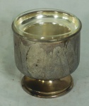 Porta caviar em mertal espessurado prata com contraste St. James, contendo recipientye em vidro. Medida: 11cm de altura e 10 cm de diâmetro. Altura total: 14cm. Apresenta desgaste do tempo.