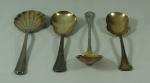 Conjunto de quatro colheres para servir em metais variados.