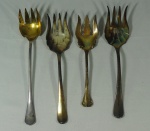 Conjunto de quatro garfos para servir: dois em silver plate e um em metal dourado monogramado, e um em metal dourado.