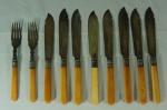 Oito facas e dois garfos: parte de faqueiro para peixe marcada A&S e cinzelada, pesando aproximadamente 390g.
