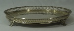 MICHEL KURI - Salva redonda com cercadura vazada em prata nacional, com marcas e contraste P&MK 800. Medida: 4cm de altura, 29,5cm de diâmetro e 756g.